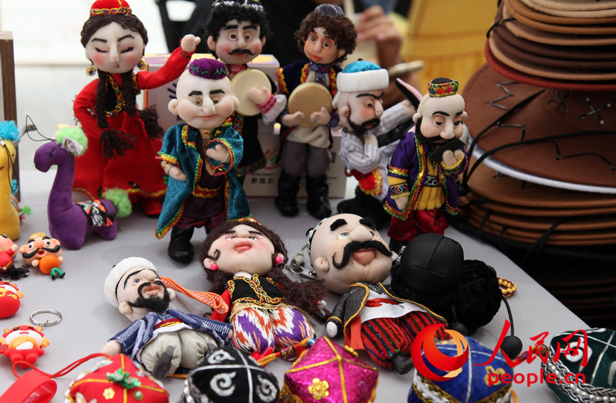 二道桥大巴扎非遗文创集市上展示的新疆文创人偶。人民网记者 韩婷摄