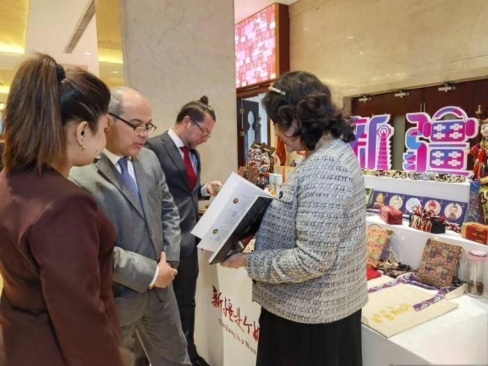 与阿根廷驻华大使马塞洛·苏亚雷斯·萨尔维亚合影.jpg