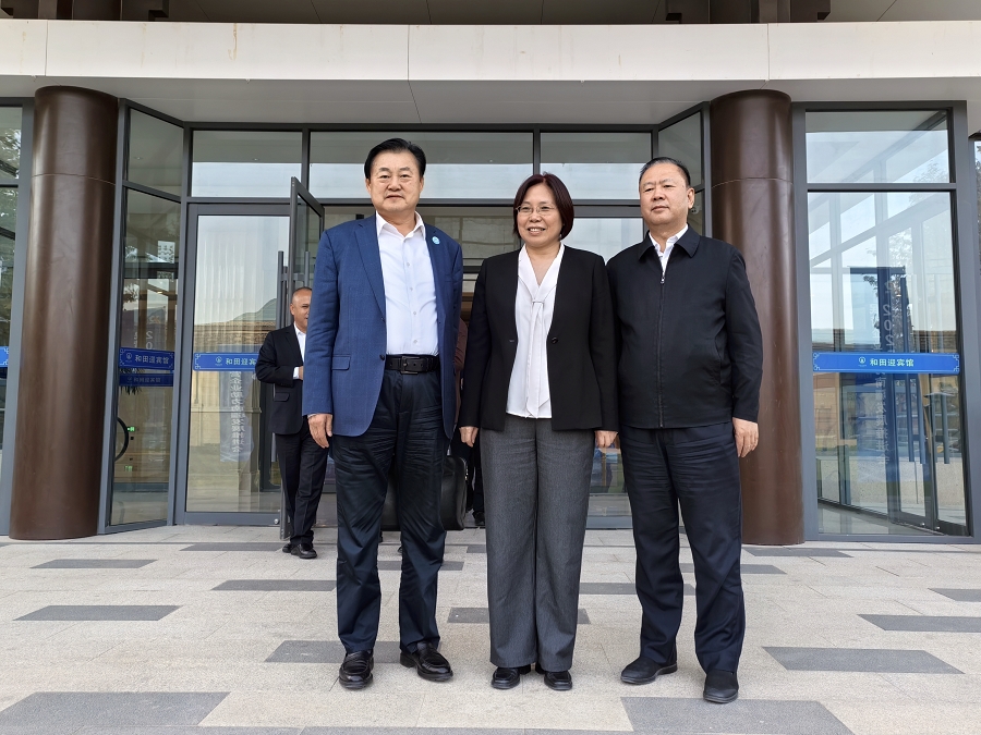 2025年10月20日，2025民营企业助力南疆发展推进会，全国工商联党组成员、副主席汪鸿雁，栾立新董事长，兵团工商联副主席刘军国合影