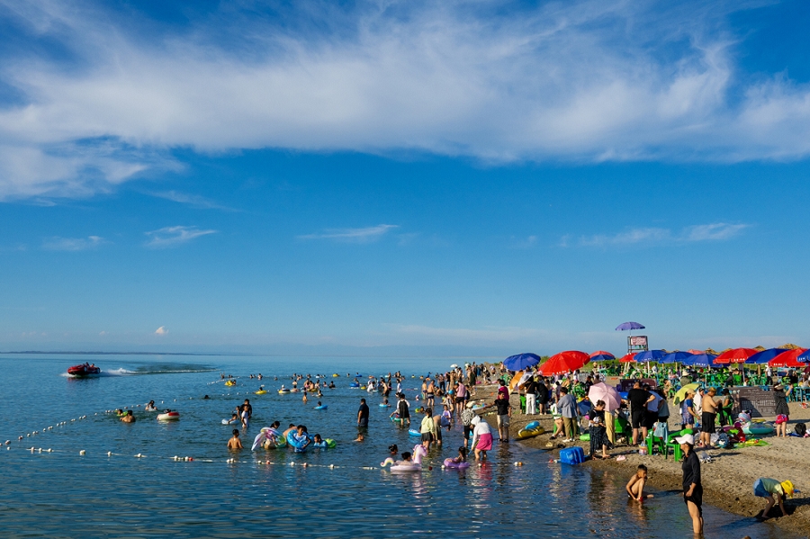 游客在水中游泳2